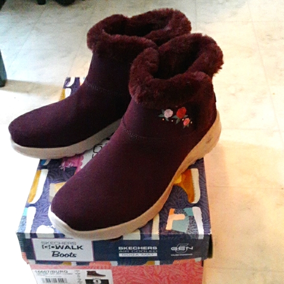 NIB Skechers Go Walk Boots - Picture 1 of 5